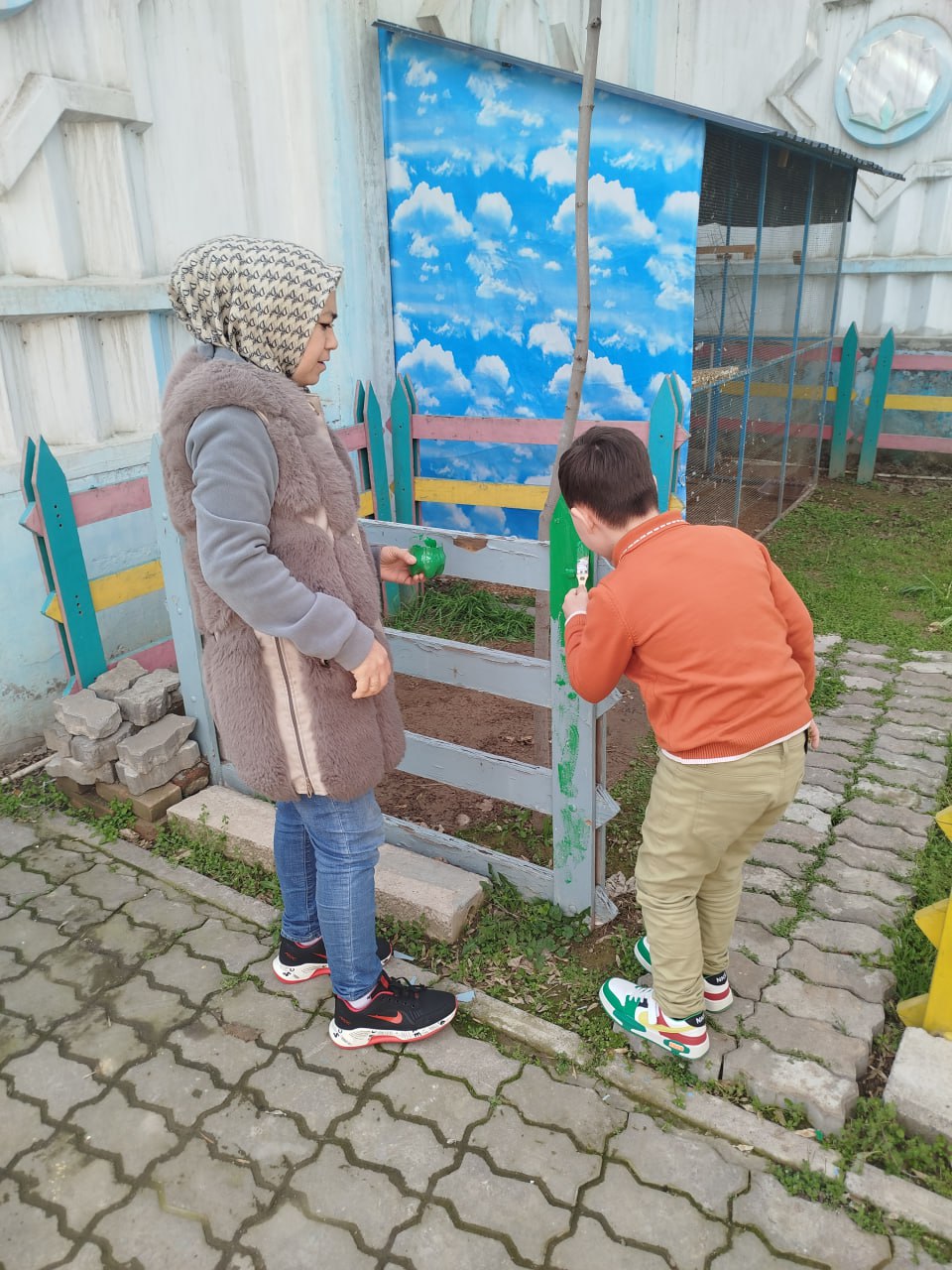 БОЛАЛАР БЎЁҚ ЧЎТКАЛАРИ БИЛАН ИШЛАШ КЎНИКМАСИНИ ОЛДИЛАР